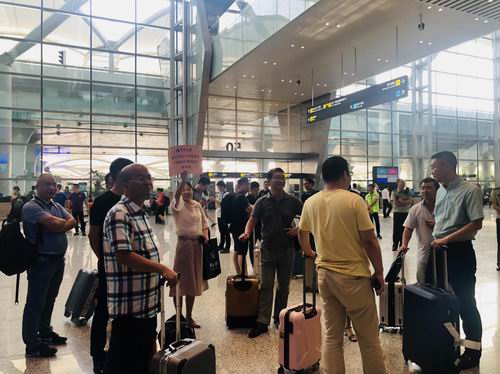 税务局干部培训班的学员们乘坐航班抵达美丽的羊城广州