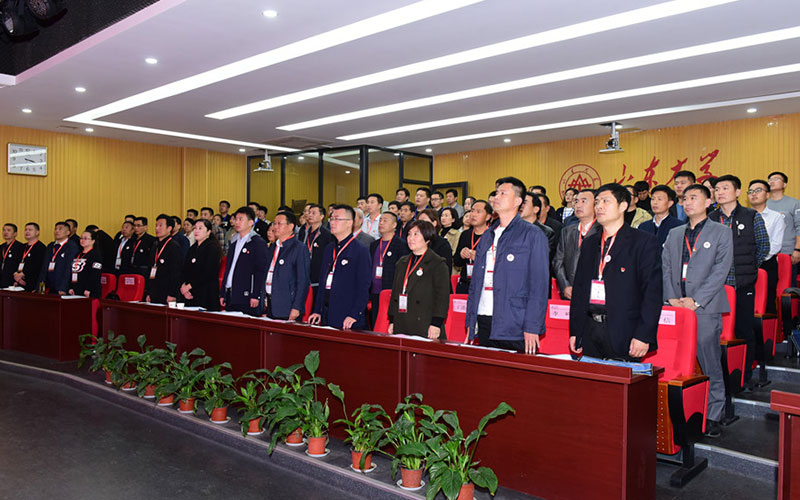濮阳市台前县2019年秋季主体班在山东大学开班仪式，全体起立