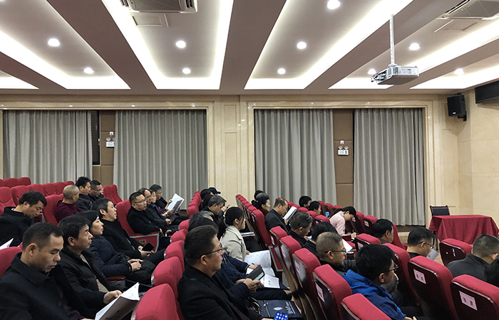 税务系统学员正在专心的记笔记