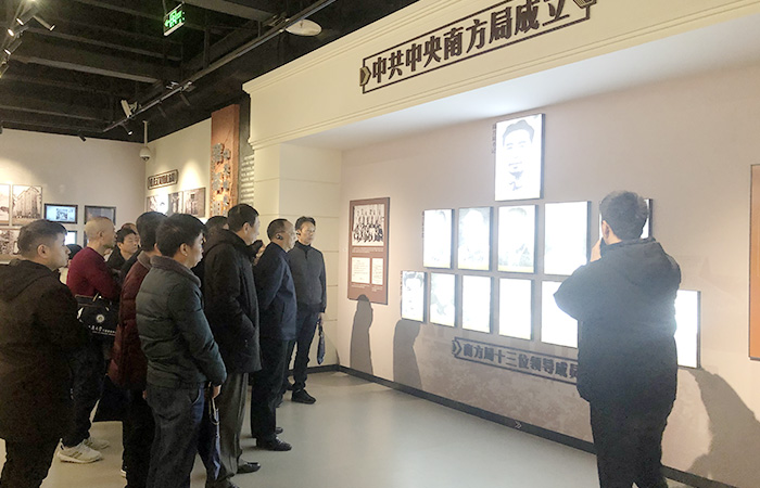 讲解员正在讲解红岩精神