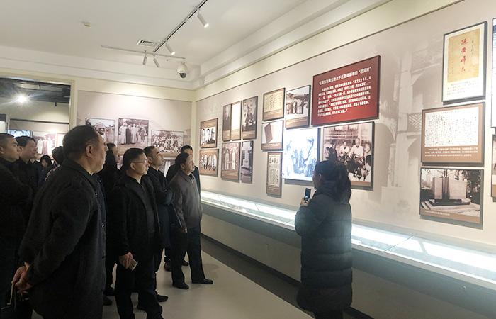 讲解员正在讲解红岩精神